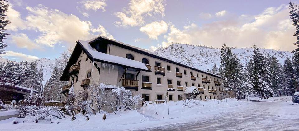 Olympic Village Inn 奥林匹克谷 外观 照片